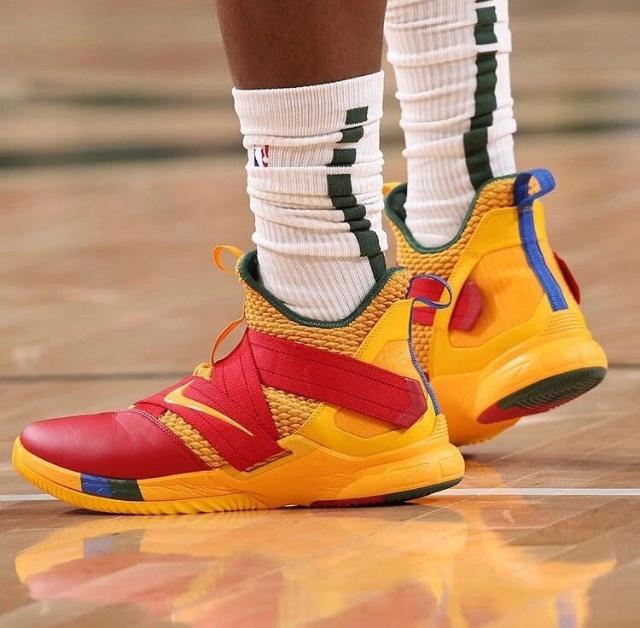 年轻后卫更 年轻后卫更